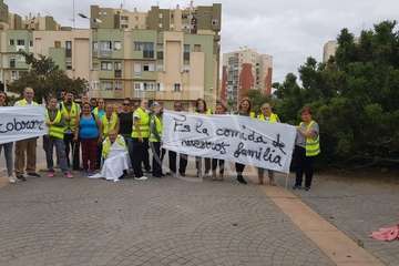 Los afectados por el retraso en el pago de las nóminas municipales exigen cobrar (Foto TA)